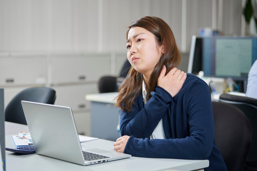 デスクで仕事する女性