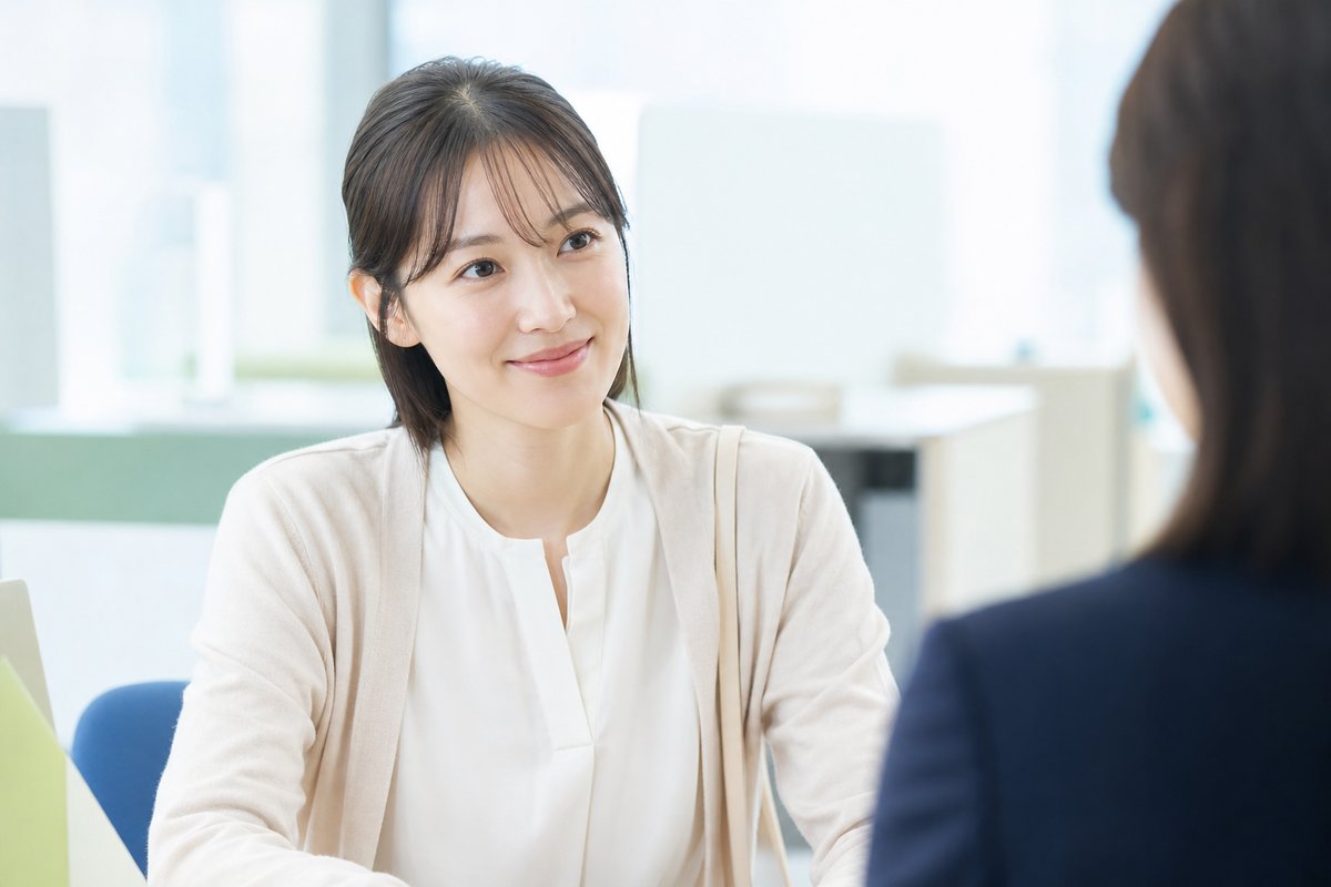 20代の女性がハローワークの窓口で職員の説明を聞きながら、ほっとした表情でうなずいている